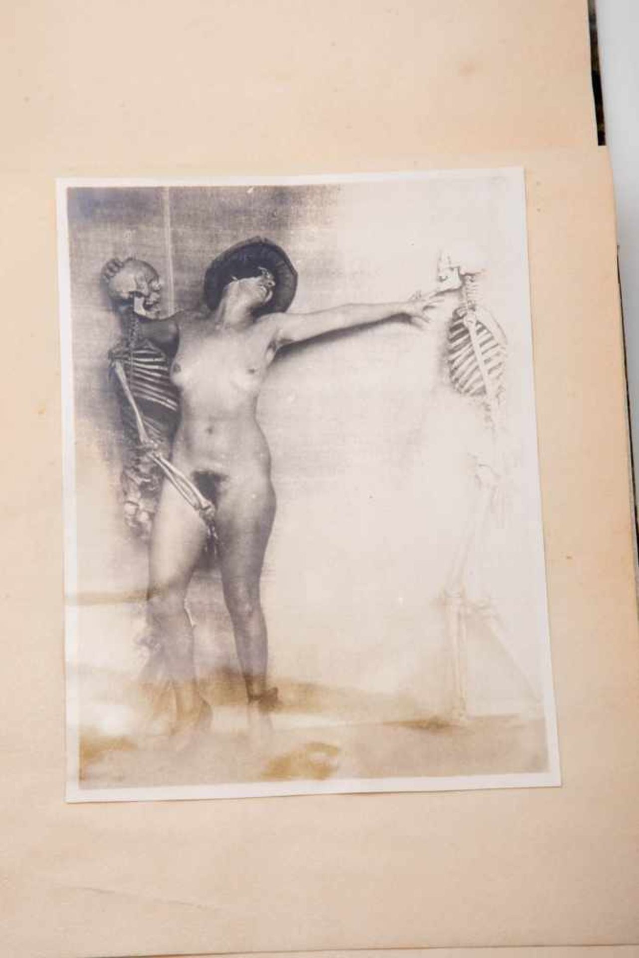 Totentanz8 künstlerische Aktaufnahmen von 1925, Privatdruck Nr,. 29. Gebunden in einer Mappe. 17 x - Bild 2 aus 2