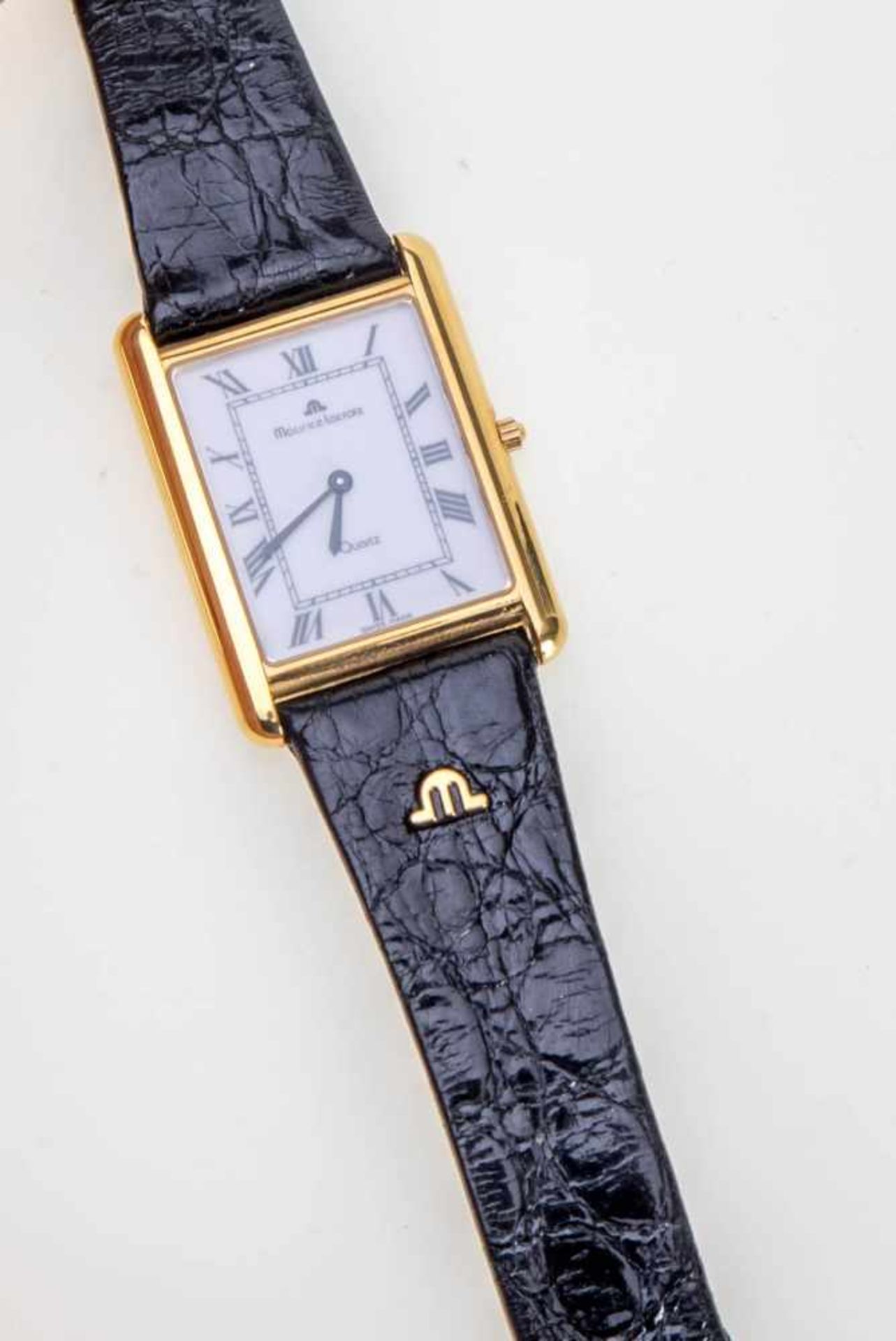 Herrenarmbanduhr Maurice Lacroix750er Gelbgold. Schlichtes rechteckiges Uhrengehäuse, weißes