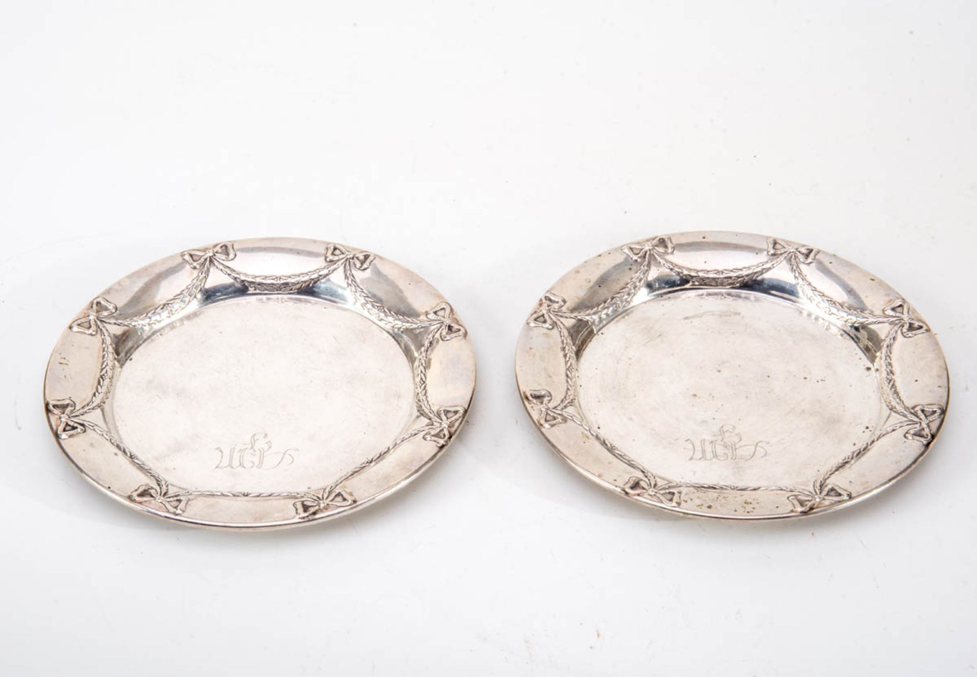 Paar Untersetzer, um 1900800er Silber. Schlichter runder Spiegel, Fahne mit Lambrequins und