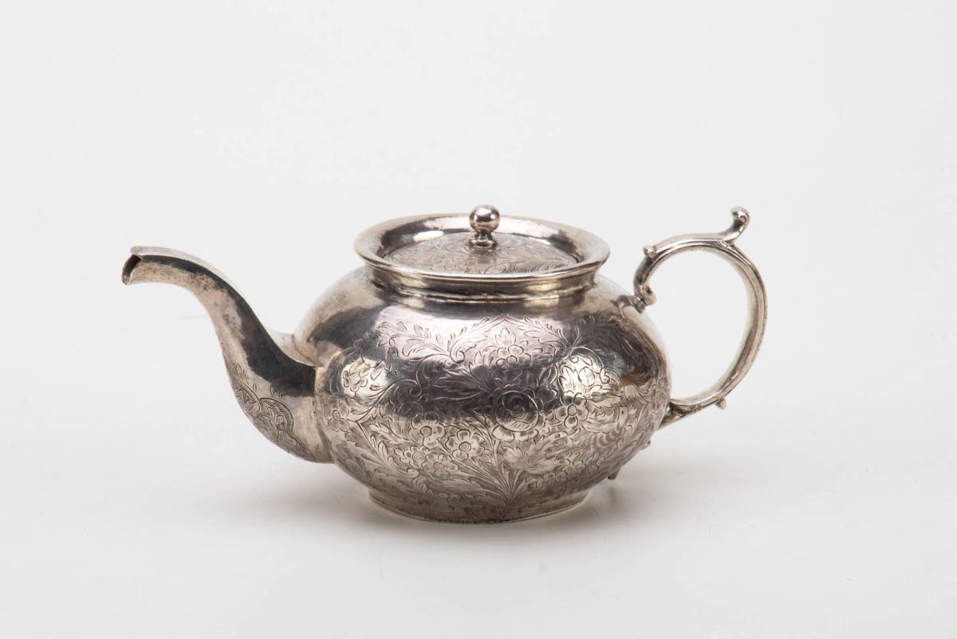 Teekanne, Arabien od. Ägypten um 1910900er Silber, getrieben. Runder gedrückt gebauchter Korpus,