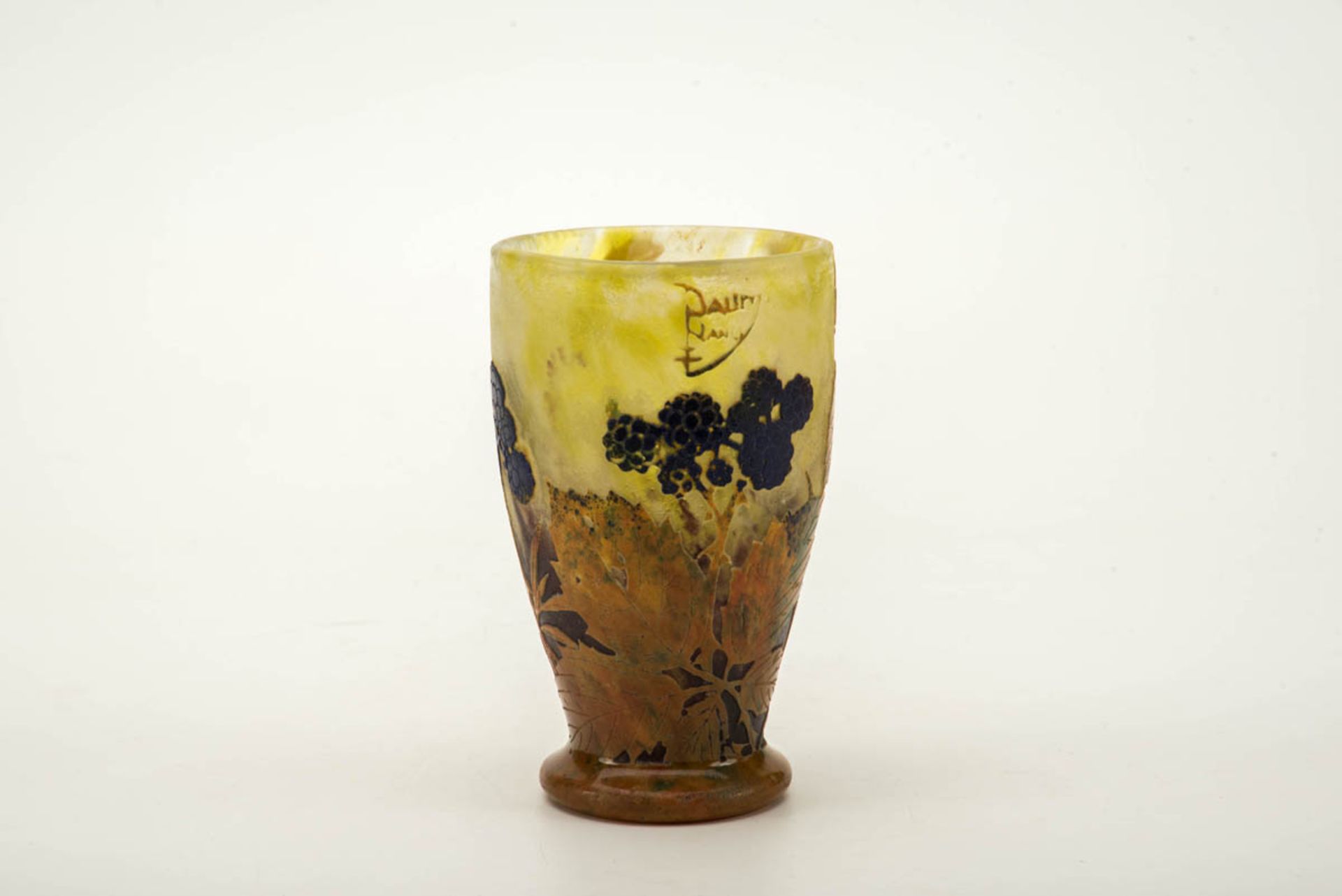 Daum-Vase mit Brombeeren, Nancy um 1900Farbloses Glas mit gelber und partieller orangefarbener