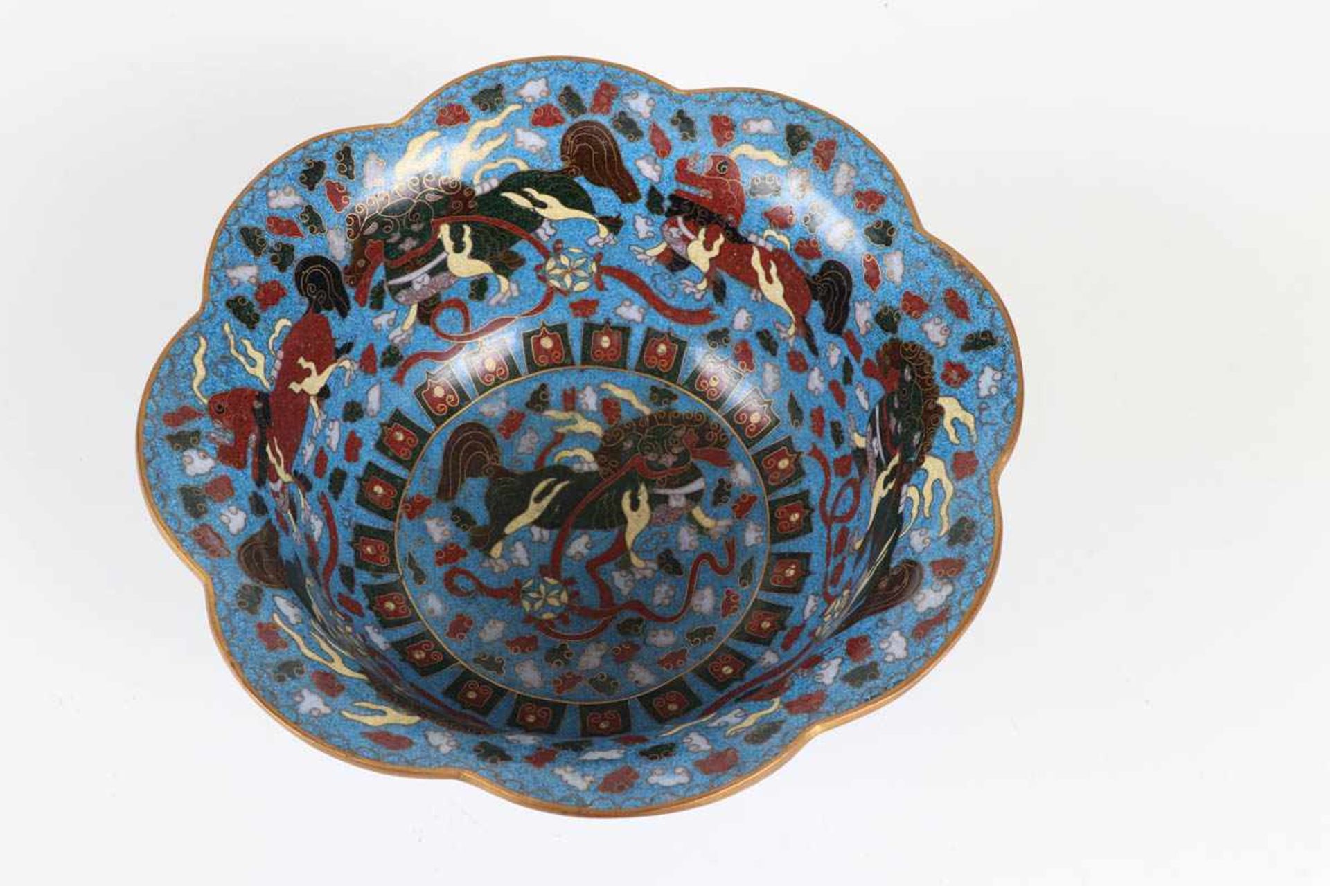 Künstler-Cloisonne-Schale, China um 1900Messing. Auf puderigem blauem Fond, stilisierte Hunde, Löwen - Image 2 of 3