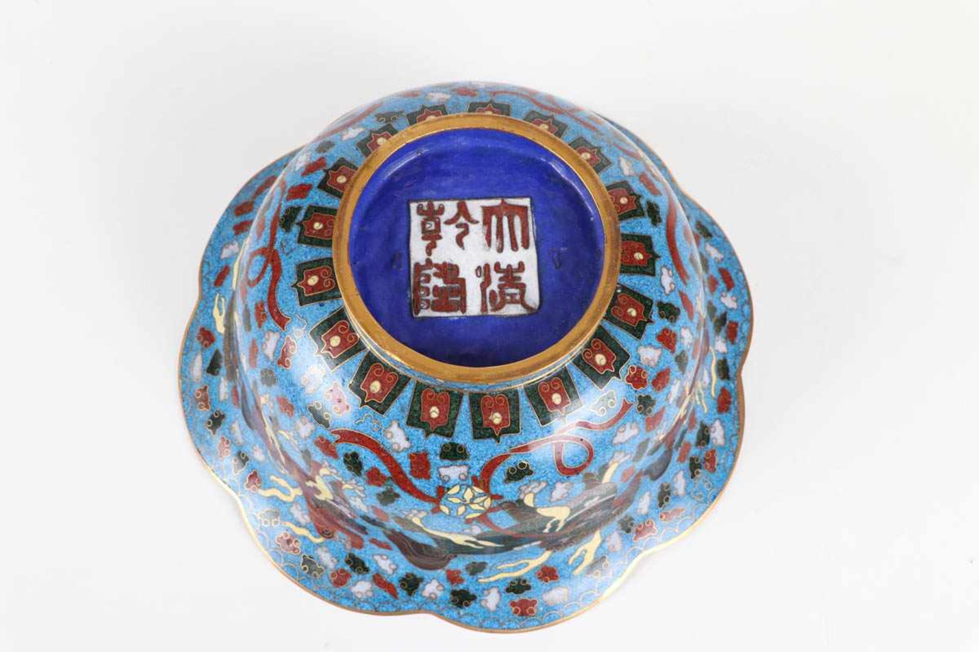 Künstler-Cloisonne-Schale, China um 1900Messing. Auf puderigem blauem Fond, stilisierte Hunde, Löwen - Image 3 of 3