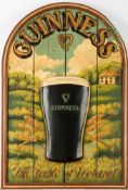 Werbeschild. "Guinness".Schauseite mit Firmenlogo und Ansicht einer Landschaft, aufgesetztes