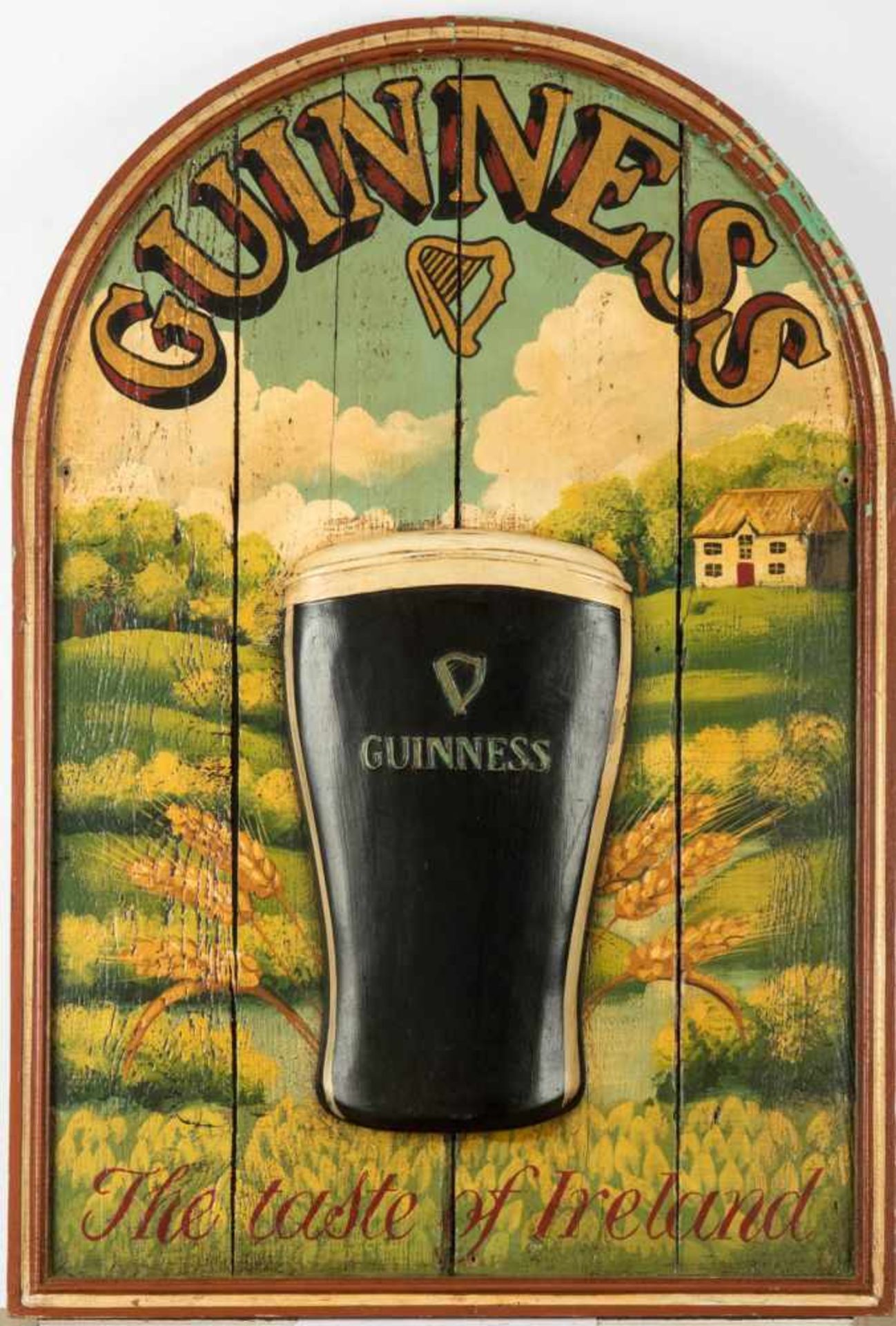 Werbeschild. "Guinness".Schauseite mit Firmenlogo und Ansicht einer Landschaft, aufgesetztes