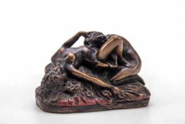 Französischer BildhauerBronze. Darstellung zweier Frauen bei einem Geschlechtsakt. Sockel