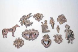 Konvolut 12 Devotionalien, SüddeutschSilberfarbenes Metall, verschiedene Motive wie Herzen, Engel