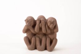 Drei Weisheiten, KarlsruheUnglasierter, bräunlicher Ton, Darstellung der drei Affen. Unter dem Stand