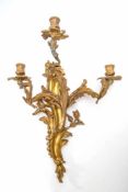3-flamm. Wandapplike, 19. Jh.Bronze, vergoldet. Wandhalterung in Form geschwungener Zweige mit