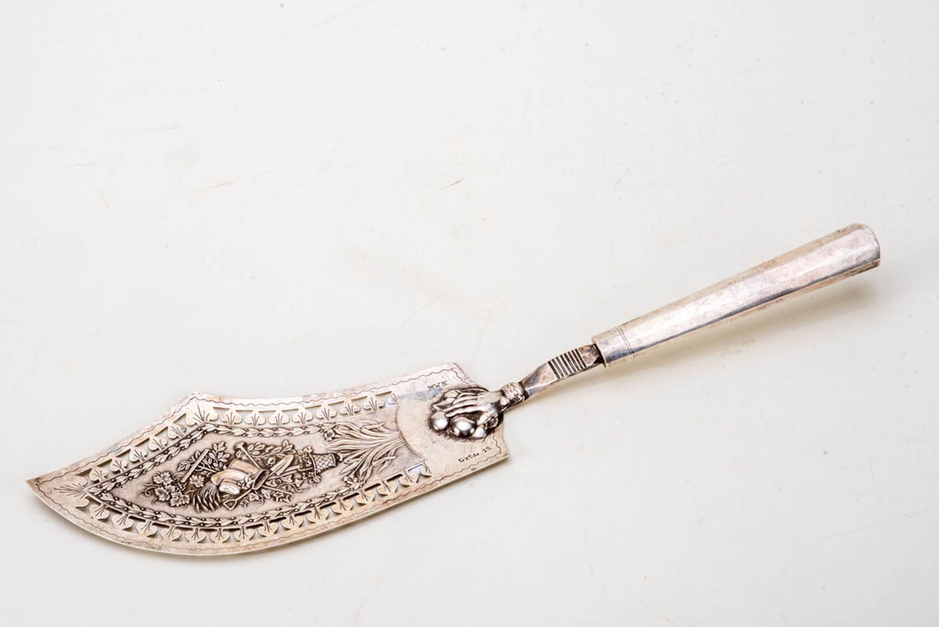 Pastetenheber, Biedermeier um 182012-lötiges Silber. Flache Laffe mit durchbrochenem Rand,