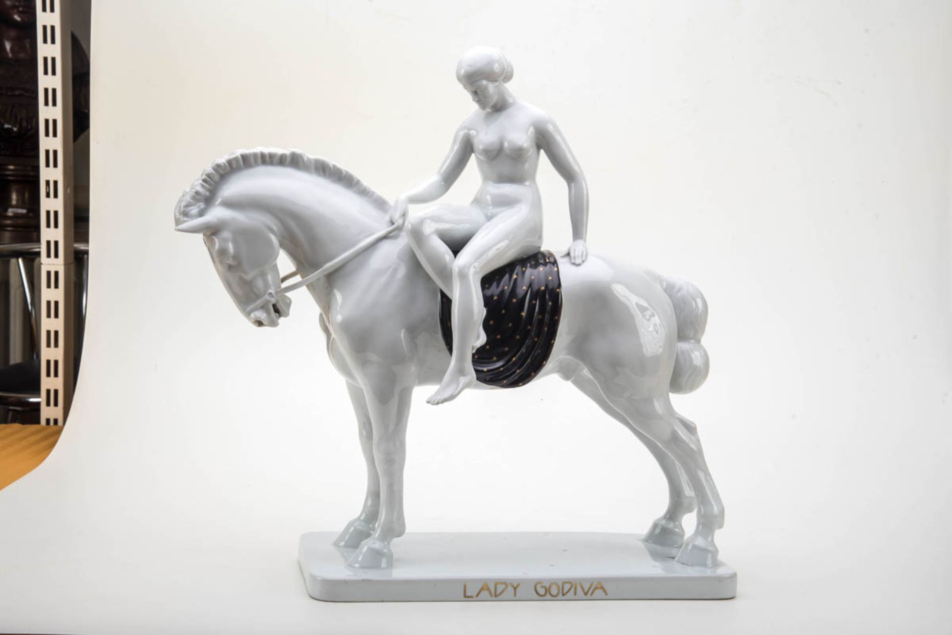 Lady Godiva, H. Grath, Fraureuth um 1920Auf rechteckigem flachem Sockel wird die unbekleidete Lady