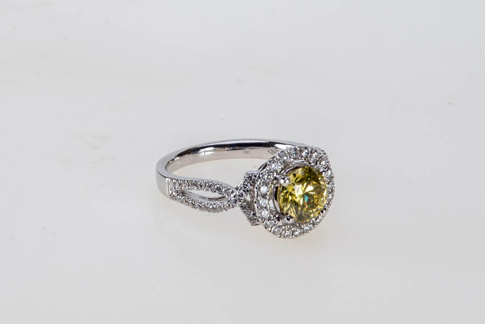 Ring mit Fancy-Brillant750er Weißgold. Glatte Ringschiene an der Schulter sich gabelnd, besetzt