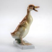 Junge Ente, Rosenthal 1937Unter der Glasur naturalistisch staffiert. Auf rechteckigem Sockel die