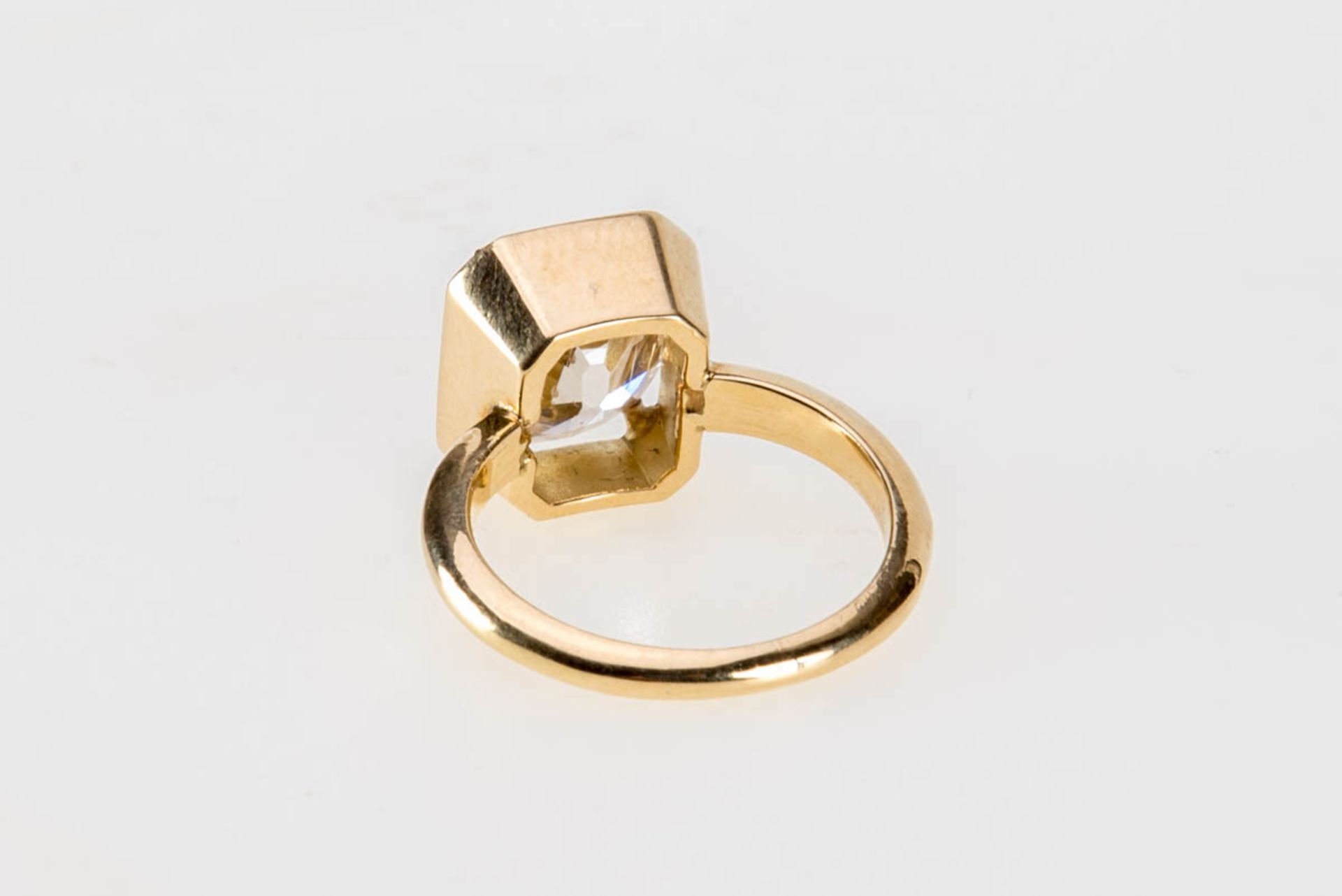 Repräsentativer Diamant-Solitär Ring 4,5 ct.750er Gelbgold. Glatte schmale Ringschiene, rechteckiger - Image 5 of 5