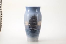 Bodenvase mit Segelschiff, Royal KopenhagenUnter der Glasur mit verlaufendem grau-blauem Fond und