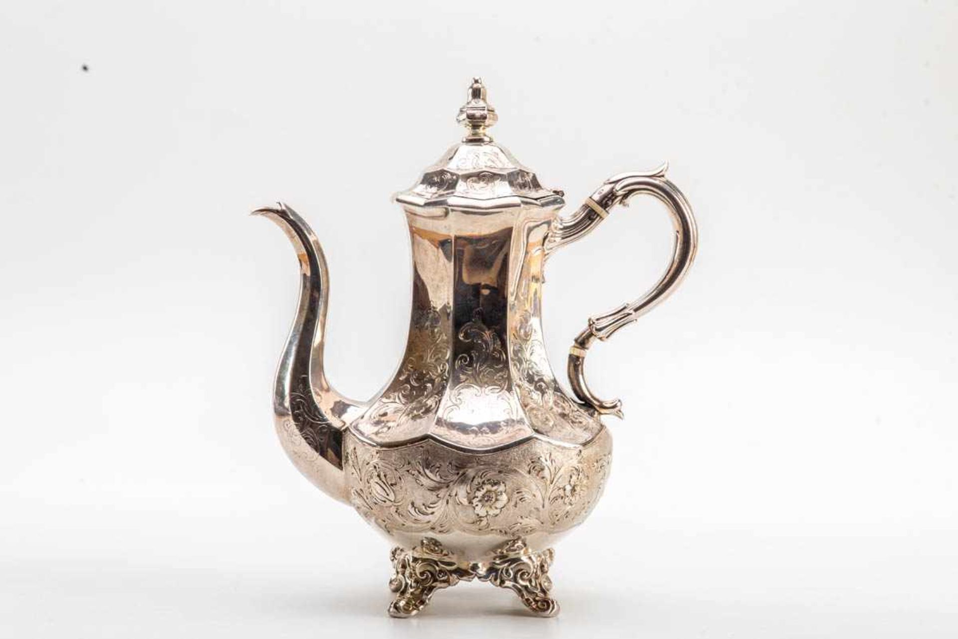 Kaffeekanne, London 1879Sterling-Silber. Auf vier Rocaillenfüßen runder Standring mit Rocaillen