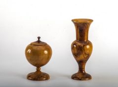 Zwei HolzobjekteHolz gedrechselt. Runder Fuß, Vase mit balusterförmigem Korpus, Deckeltopf mit