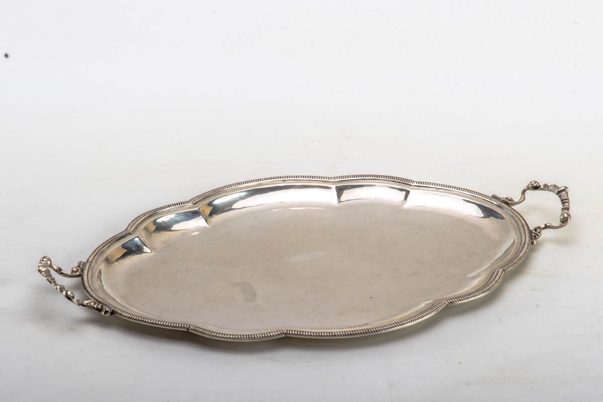 Ovales Tablett925er Silber. Passig geschweifter Spiegel, Fahne mit Stabrelief, Schmalseiten mit