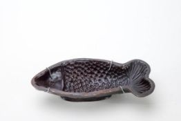 Fischform 19./20. Jh.Braunes salzglasiertes Steinzeug. Innen mit Schuppenrelief. Br.: 33 cm.