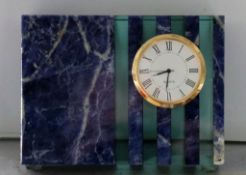 SchreibtischuhrLapis Lazuli, farbloses Glas. Rechteckiger Korpus, seitlich eingesetzte Uhr mit