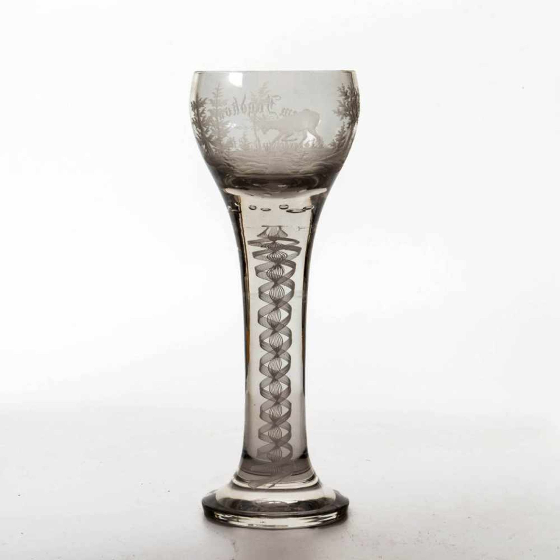 Jagdpokal, um 1900Farbloses Glas. Kräftiger Fuß, hoher Schaft mit opakweißer eingezogener