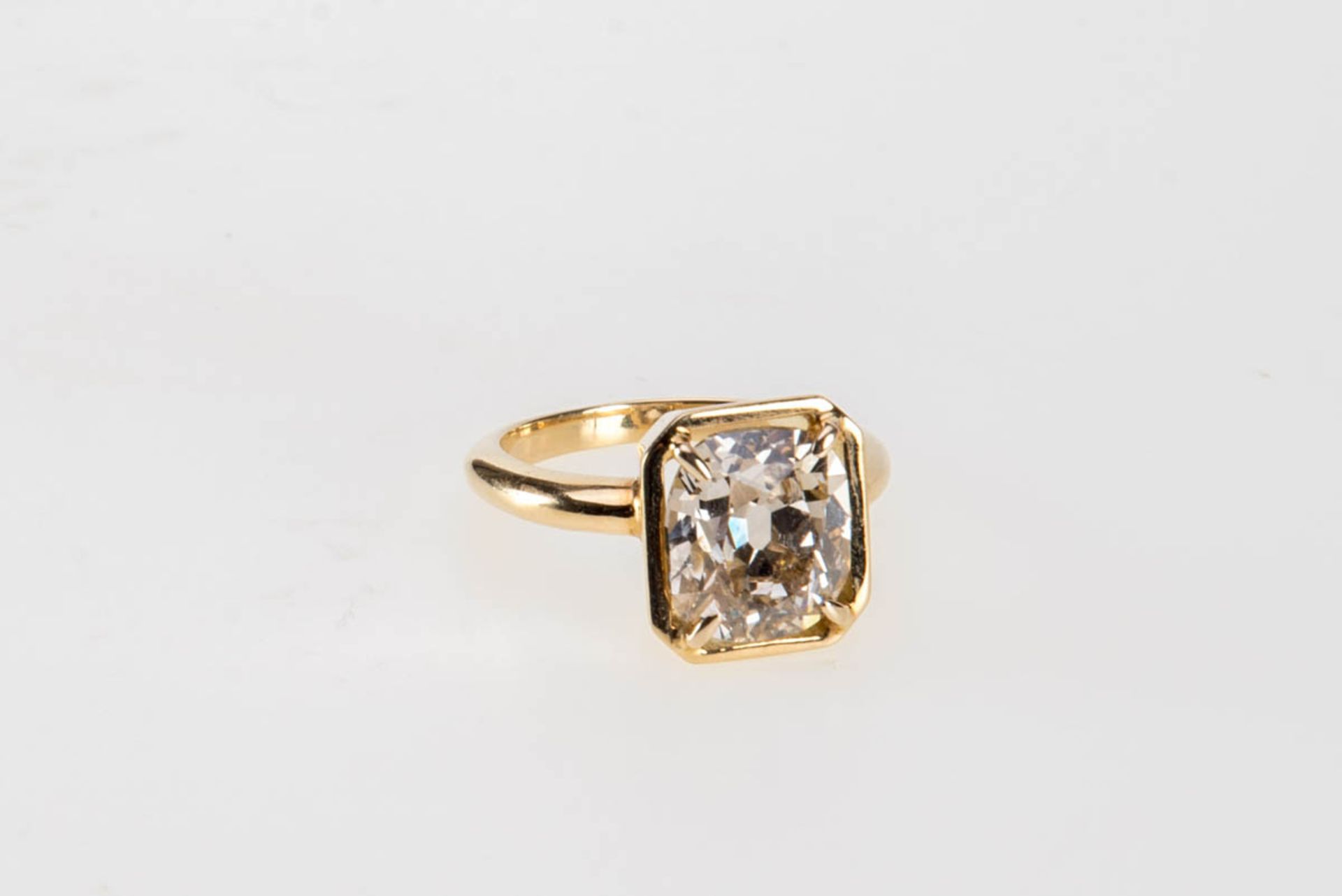 Repräsentativer Diamant-Solitär Ring 4,5 ct.750er Gelbgold. Glatte schmale Ringschiene, rechteckiger - Image 2 of 5