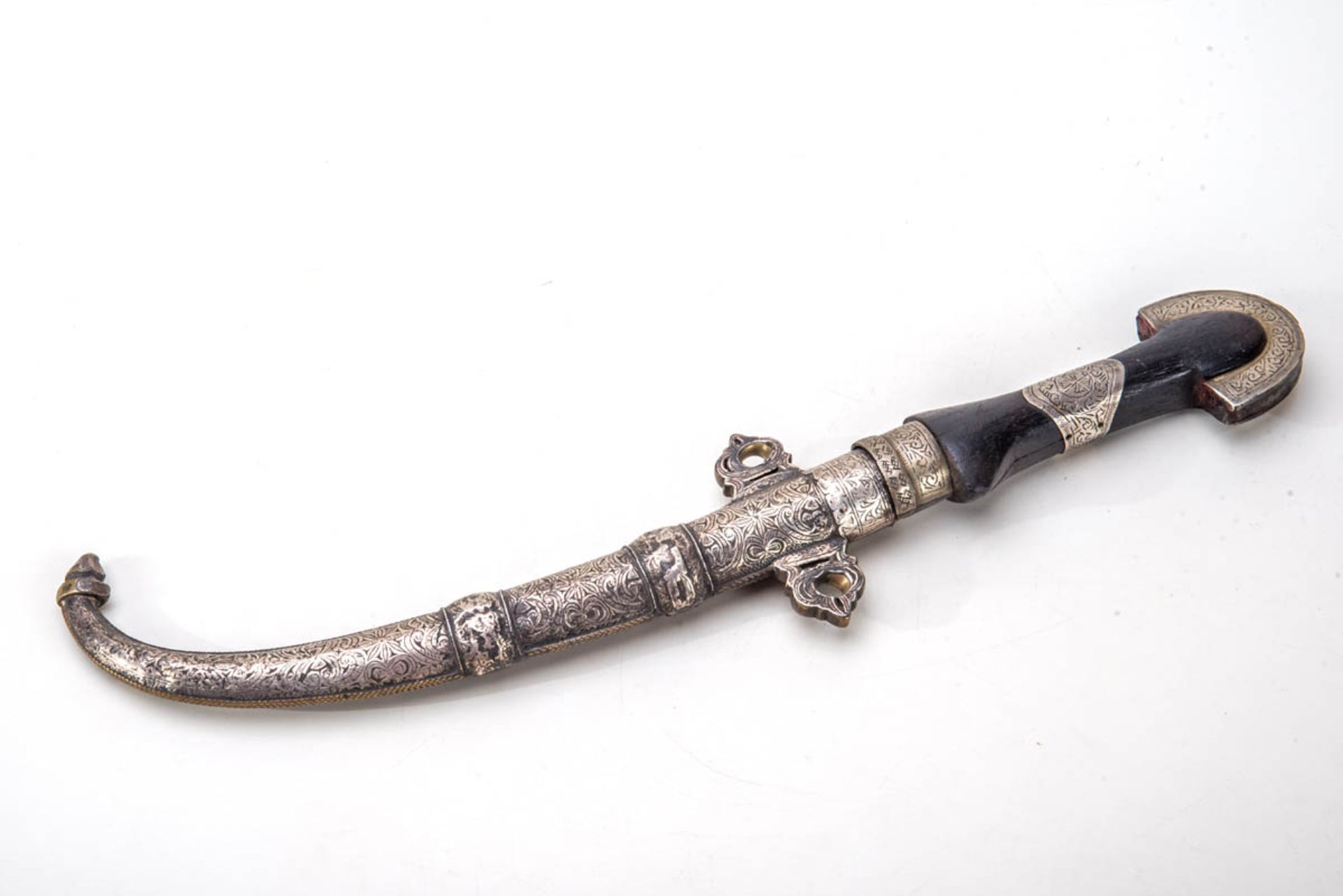 Krummdolch, Vorderer Orient.Scheide aus Silber auf Messing, Griff Holz. L.: 44 cm.