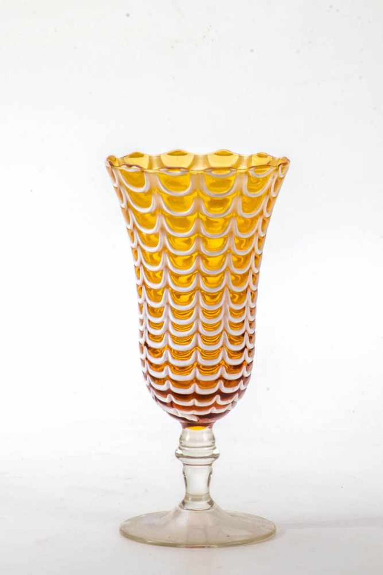 Künstlervase, BöhmenFuß und Schaft farbloses Glas, tulpenförmiger Korpus aus bernsteinfarbenem