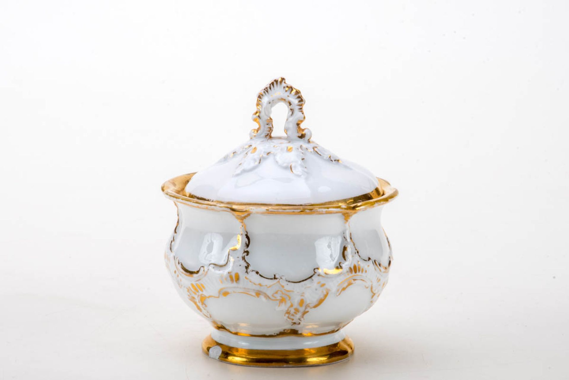 Zuckerdose, BX-Form, Meissen 1860-1900Runder vergoldeter Fuß gebauchter Korpus mit vergoldetem