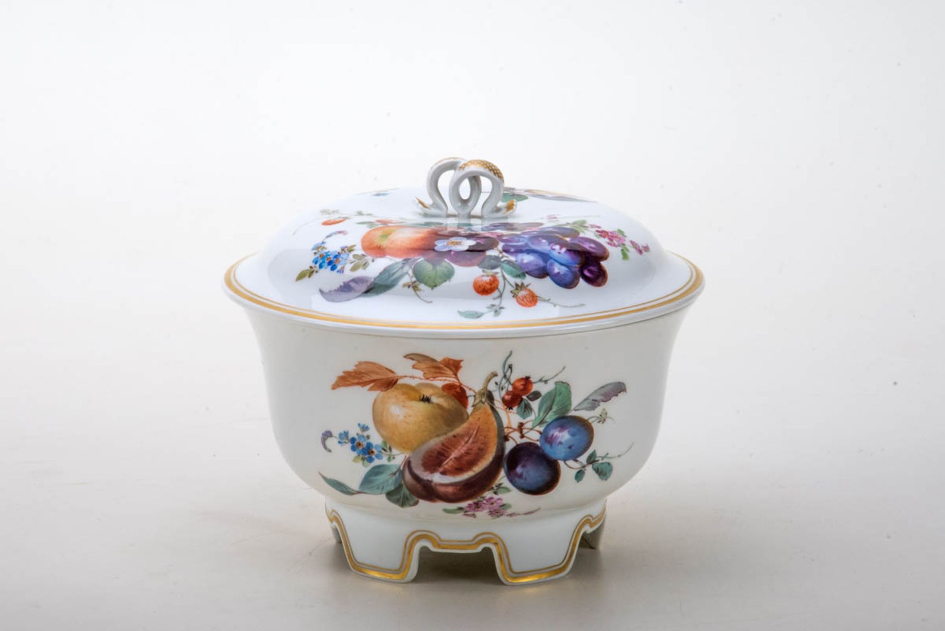 Konfektdose, Meissen 1924-1934Polychrom mit Früchtebuketts bemalt. Runder ausgeschnittener Fuß, sich