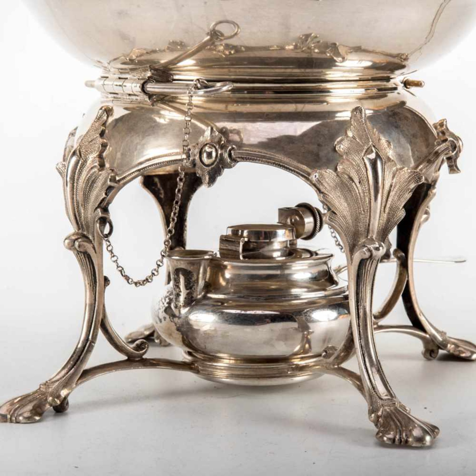 Teekanne mit Rechaud800er Silber, gedrückt bauchiger Korpus, umlaufend dekorativ gegliedert. Von - Bild 2 aus 3
