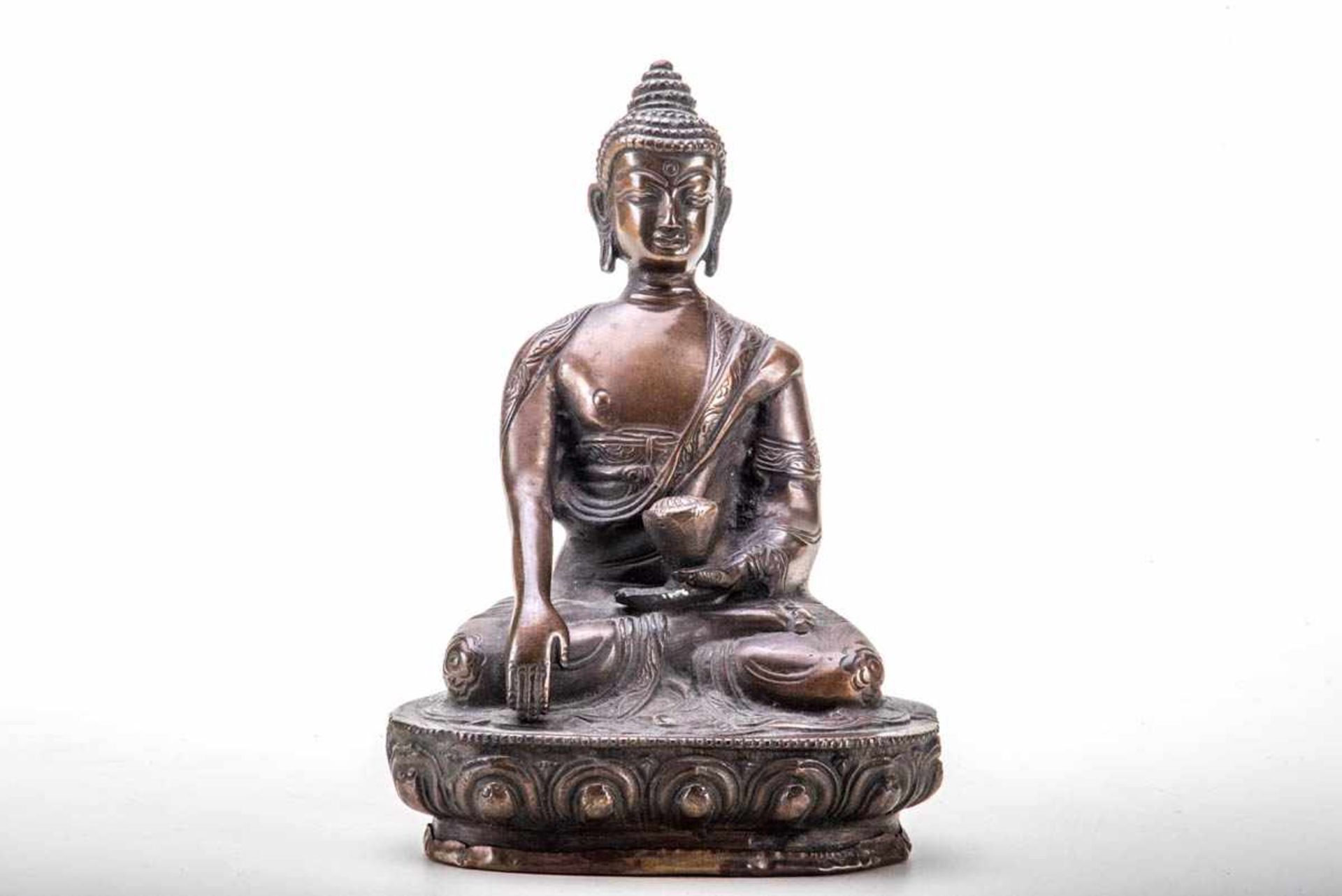 Siddarta Gautama als Shakyamuni, ThailandBronze, dunkel patiniert. Auf ovalem Sockel sitzende