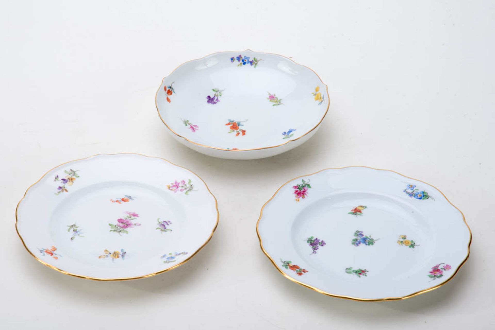 3 Teller mit gestreuten Blümchen 1860-19242 Brottellern, 1 kleiner Teller polychrom bemalt.