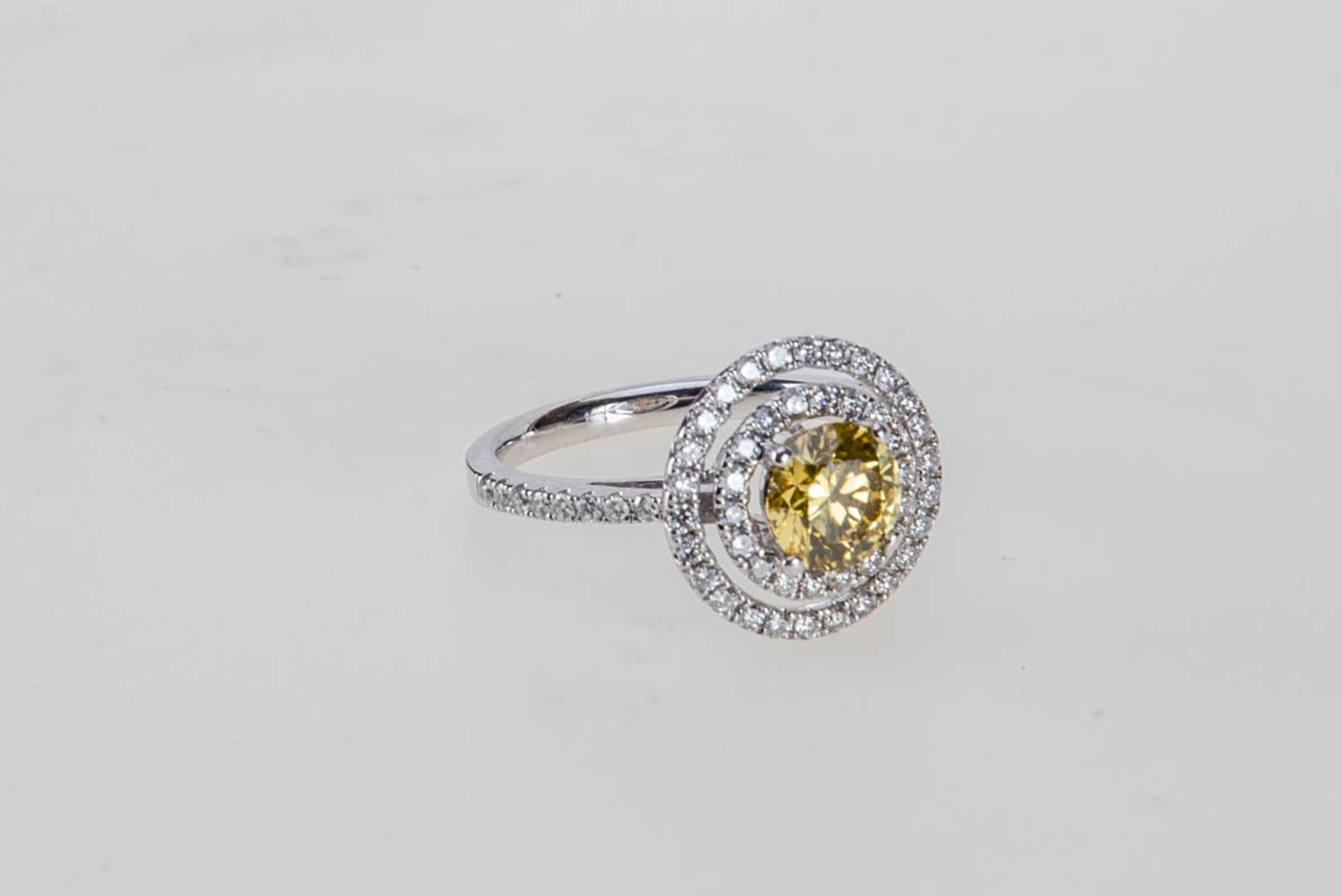 Ring mit Fancy-Brillant750er Weißgold. Glatte Ringschiene, Schulter mit kleinen Brillanten