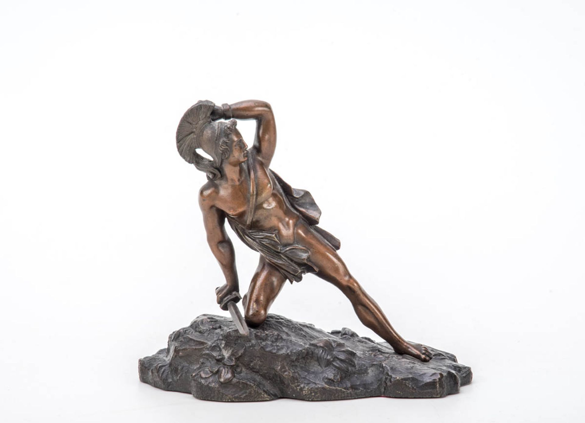 BriefbeschwererBronze. Auf Natursockel ein römischer Feldherr. B.: 14 cm, H.: 12 cm.