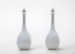 Ein Paar Sakeflasche, MeissenVierseitige reliefierte, japanische Astmotive. Porzellan weiß mit