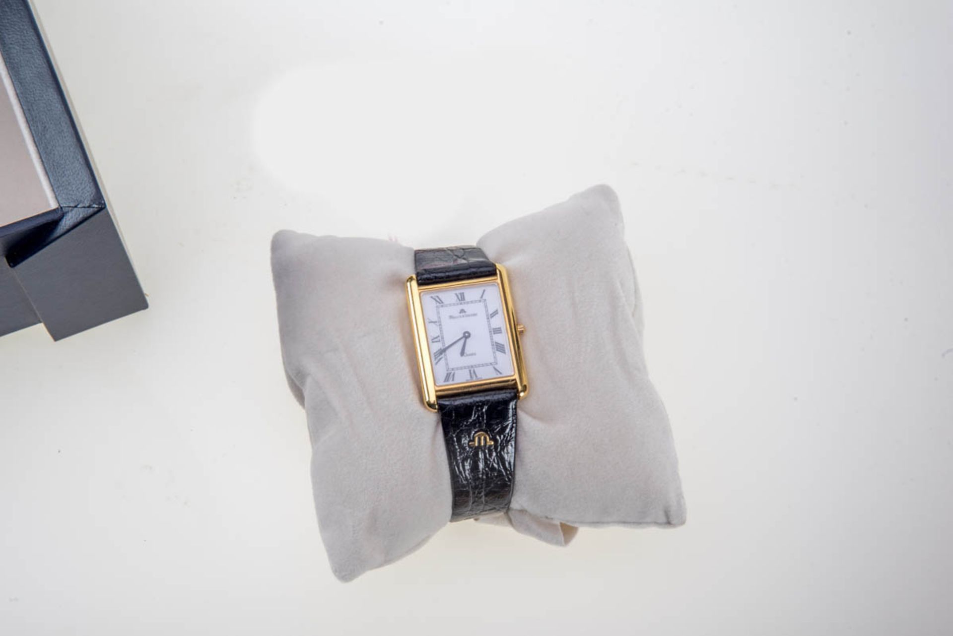 Herrenarmbanduhr Maurice Lacroix750er Gelbgold. Schlichtes rechteckiges Uhrengehäuse, weißes - Bild 3 aus 3