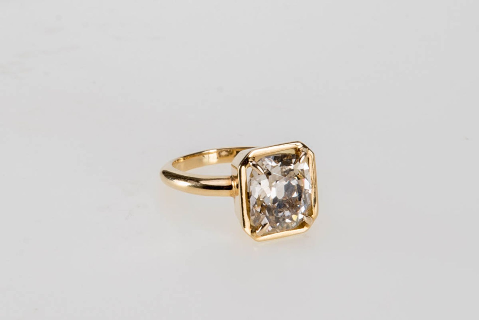Repräsentativer Diamant-Solitär Ring 4,5 ct.750er Gelbgold. Glatte schmale Ringschiene, rechteckiger