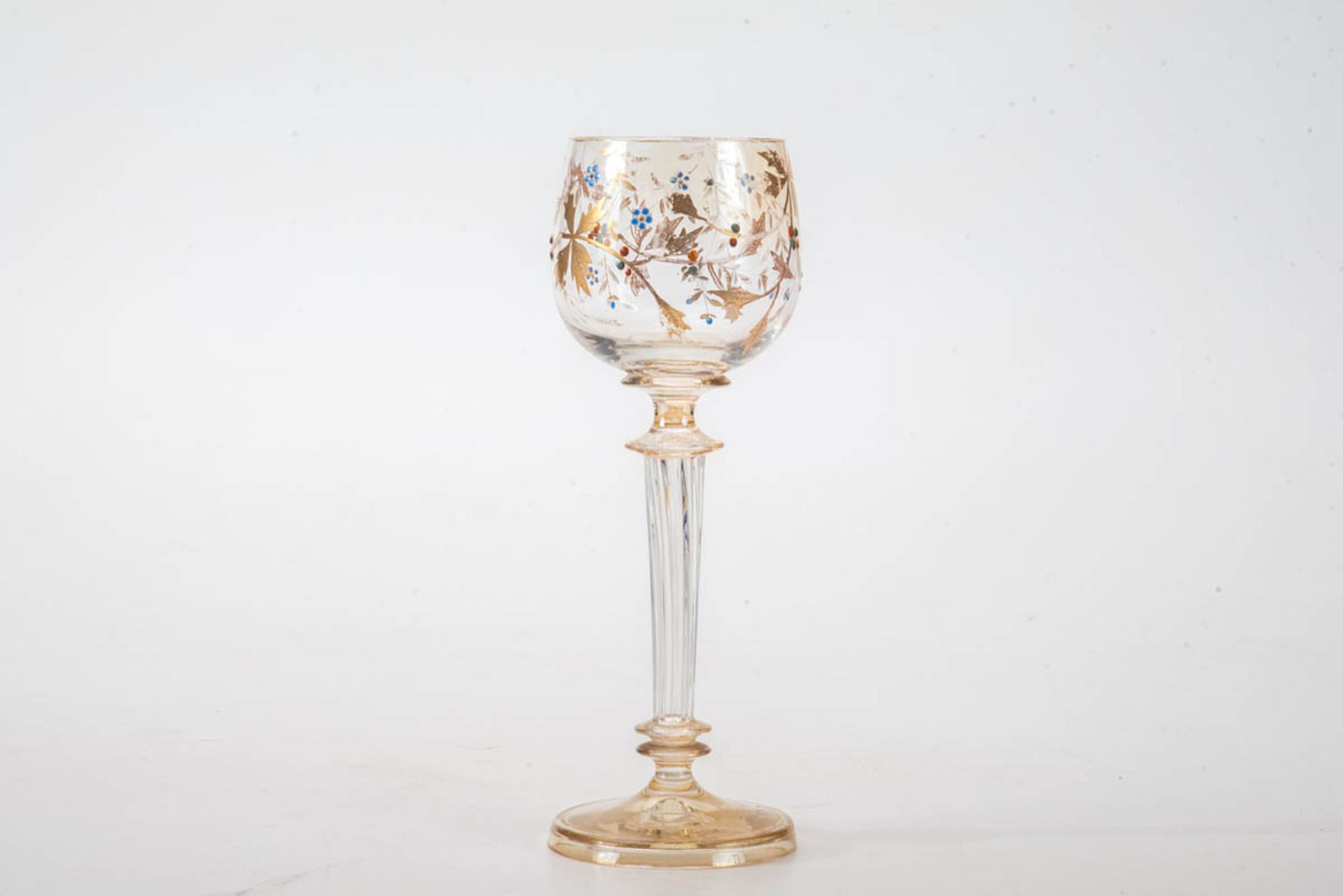 Jugendstil Weinglas, Frankreich um 1900Runder Hohlfuß mit leicht lüstrierendem Überfang, mit