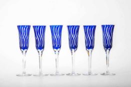 Sechs SektgläserFarbloses Glas , blau überfangen geätzt und geschliffen, Standunterseite mit