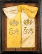 Große Welfenschleife mit Initialen EASeidenschleife in Gelb-Weiß mit in Gold gestickten Initialen EA