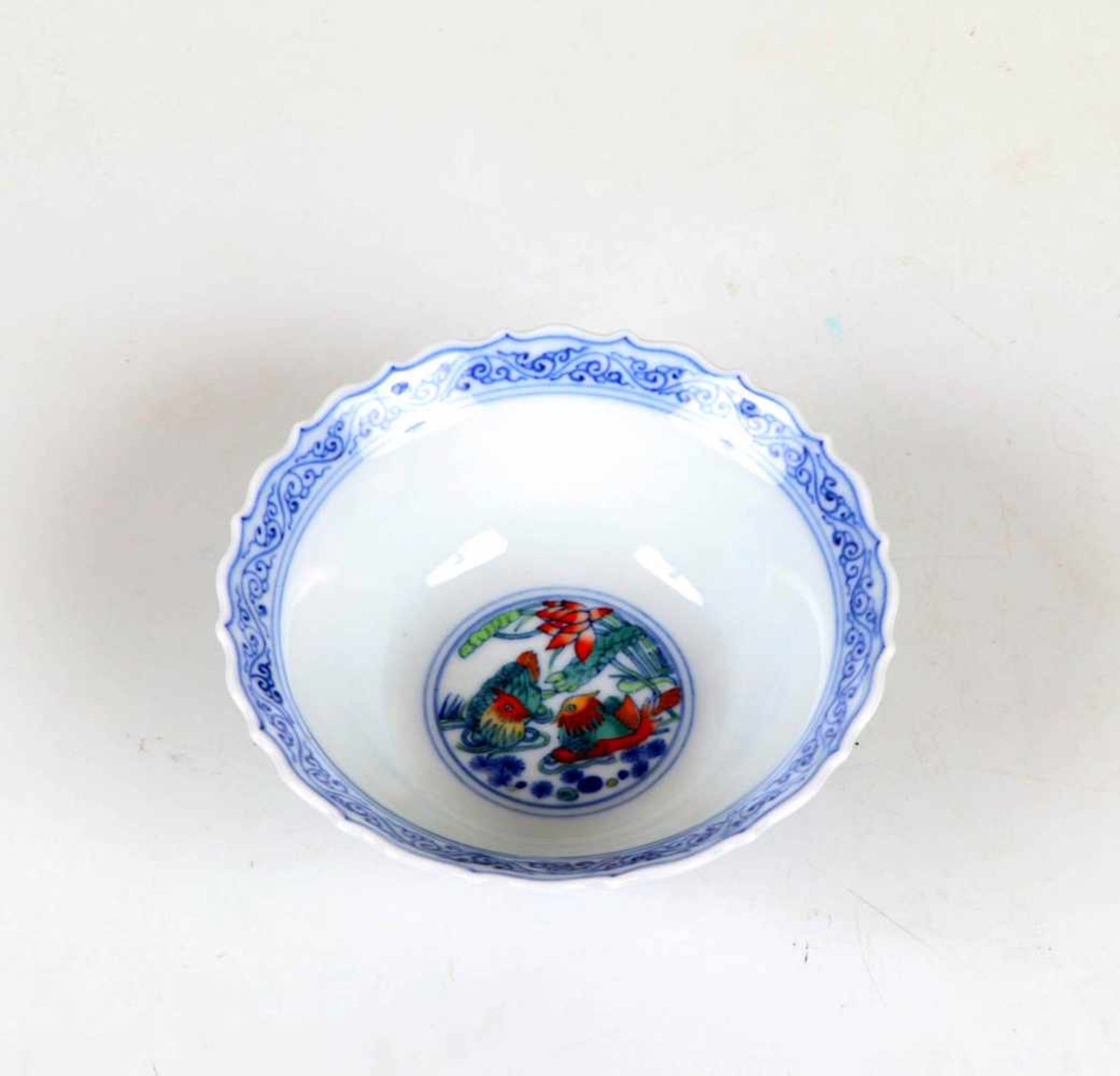 Teeschale, ChinaPorzellan polychrom mit Enten und Lotos bemalt. Mündungsrand mit unterglasurblaue - Bild 2 aus 3