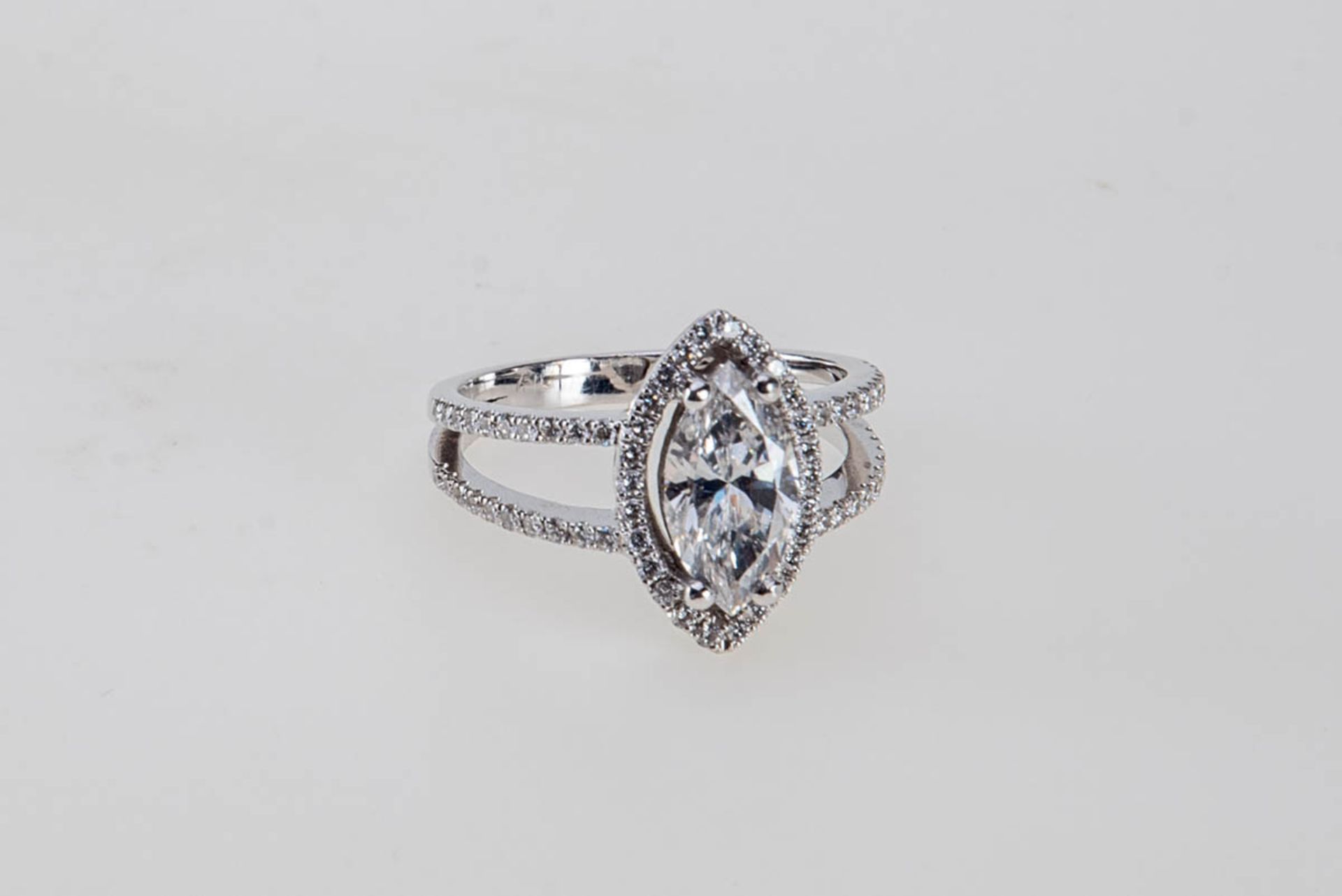 Ring mit Diamant-Navette750er Weißgold. Schulter der Ringschiene sich gabelnd mit kleinen