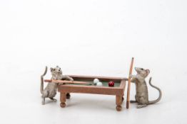 Wiener Bronze um 1900Bronze. Zwei Mäuse am Billardtisch. L.: 10,5 cm.