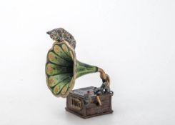 Wiener Bronze um 1900Bronze. Grammophon mit Katz und Maus unter dem Grammophon sign. H.: 8,5 cm.