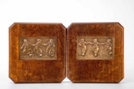 Paar WandtafelnEichenholz mit Bronzeplatten, jeweils mit drei tanzenden Kindern in holländischer