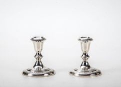 Paar Kerzenleuchter USASterling-Silber. Runder profilierter Fuß mit floralen Relief, kurzer Schaft