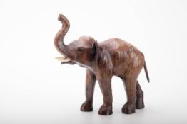 Figur eines ElefantenPappmache und braunes Leder. Vollplastische Figur des Elefanten mit erhobenem