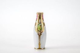Vase, Fraureuth 1928 - 1935Porzellan. Polychrom und Gold bemalt. Wandung mit drei Vogelmotiven.