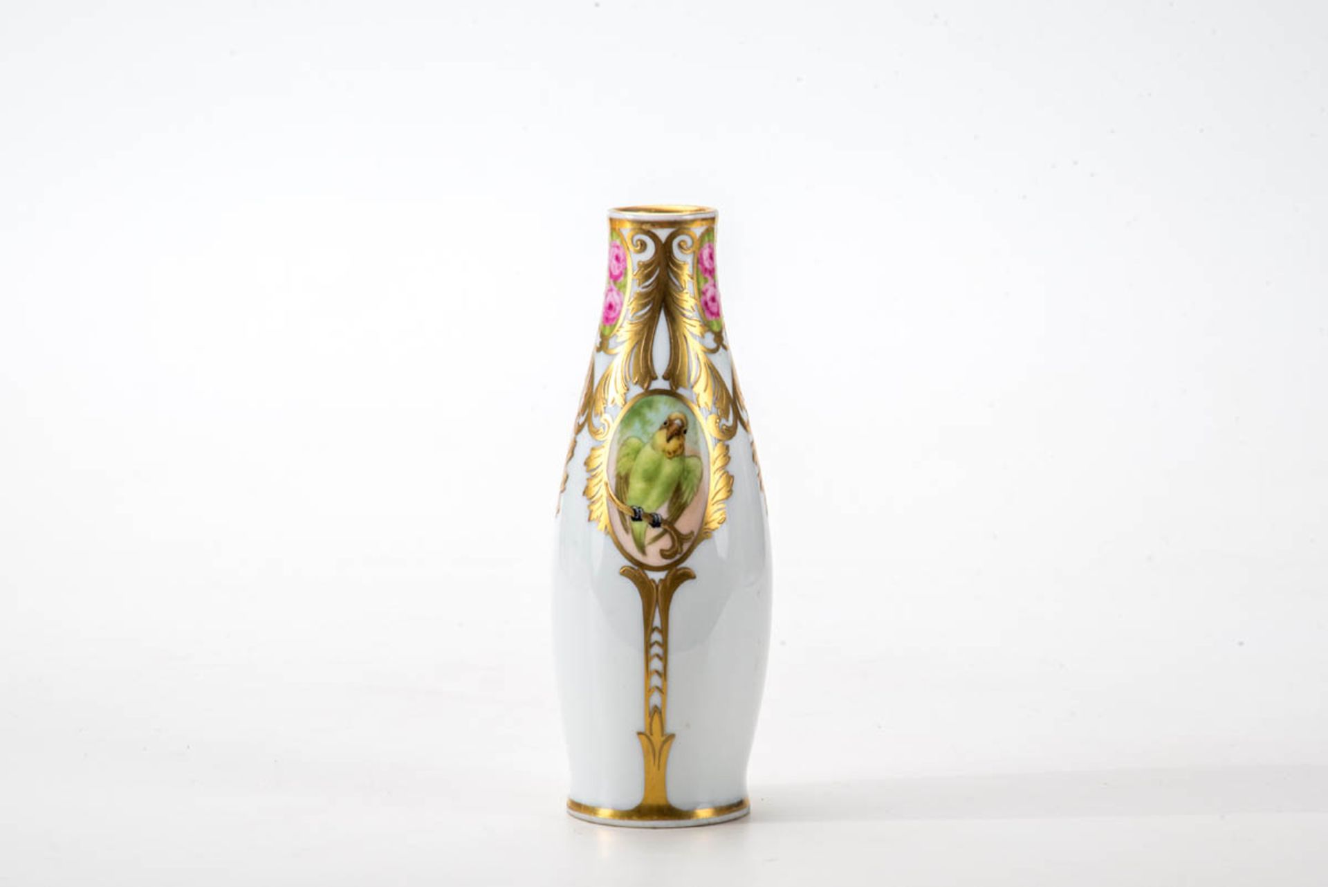 Vase, Fraureuth 1928 - 1935Porzellan. Polychrom und Gold bemalt. Wandung mit drei Vogelmotiven.